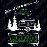 Camisole Noir Pour Femme avec motif de roulotte et sapin et texte: Ce qui se passe au au camping reste au camping en blanc et vert de la marque next level 