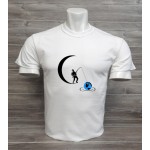 Un chandail blanc pour homme avec motif unique d'un pêcheur sur la lune qui pêche la terre en noir et bleu de la marque Gildan