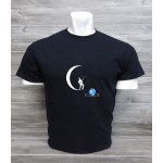 Un chandail noir pour homme avec motif unique d'un pêcheur sur la lune qui pêche la terre en blanc et bleu de la marque Gildan
