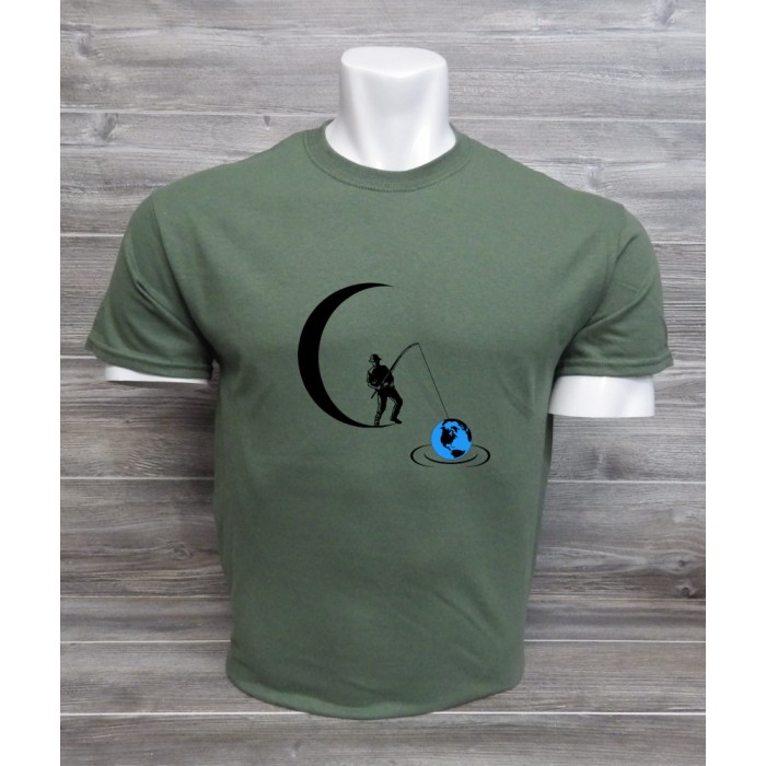 Un chandail Vert Armé pour homme avec motif unique d'un pêcheur sur la lune qui pêche la terre en noir et bleu de la marque Gildan
