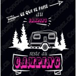 Camisole Noir Pour Femme avec motif de roulotte et sapin et texte: Ce qui se passe au au camping reste au camping en blanc et rose métallique de la marque next level 